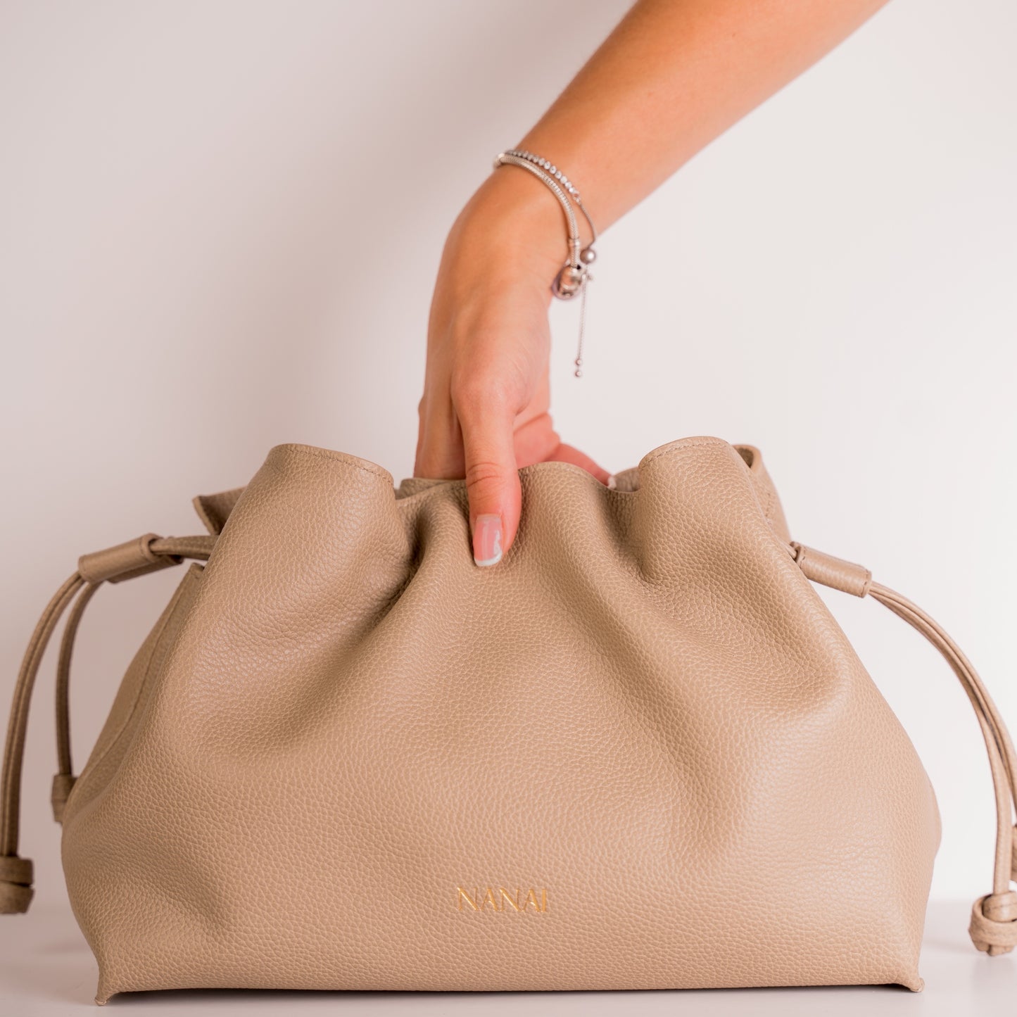 Taupe leather handbag handcrafted in Ubrique – NANAI Duna