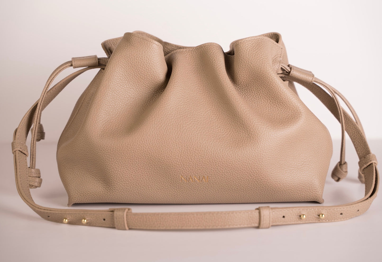 Taupe leather handbag handcrafted in Ubrique – NANAI Duna